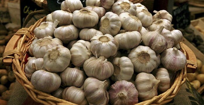 Garlic normalizes blood circulation in the male genitalia
